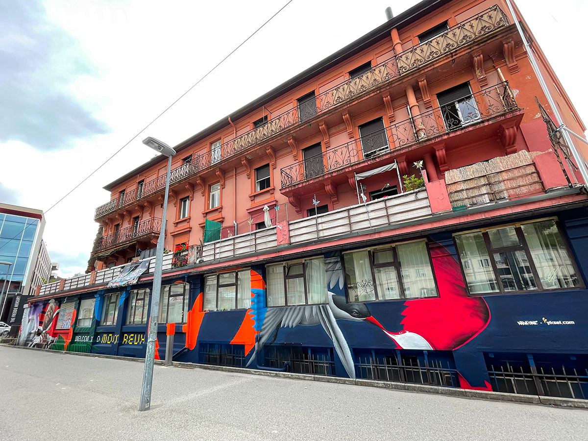 lebendige Wandmalerei über einem denkmalgeschützten Gebäude zur Unterdrückung von Vandalismus / rechte Seite