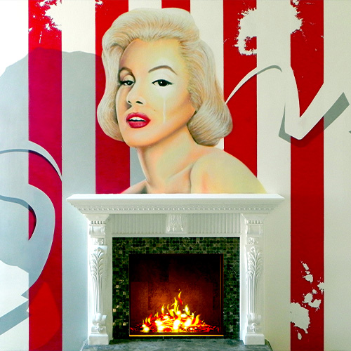 Wandgemälde mit einer modernen Marylin Monroe um einen Kamin in Hollywood