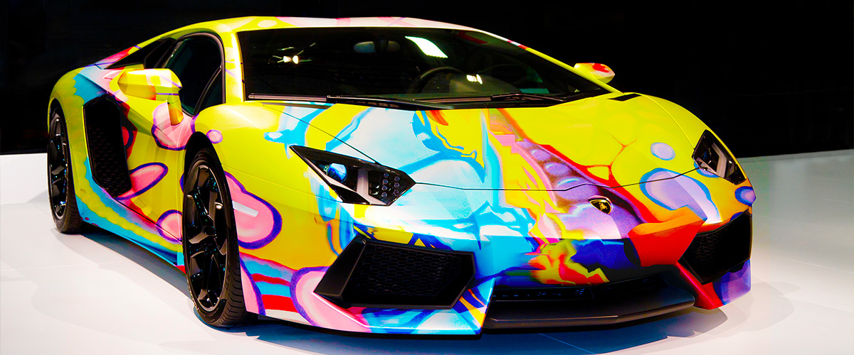 Wandmalerei und Dekoration auf einem Supersportwagen Lamborghini Aventador