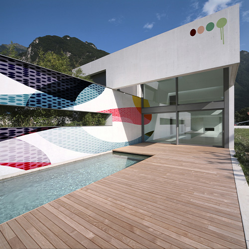 diseño y pintura mural mínima para el exterior de una casa moderna