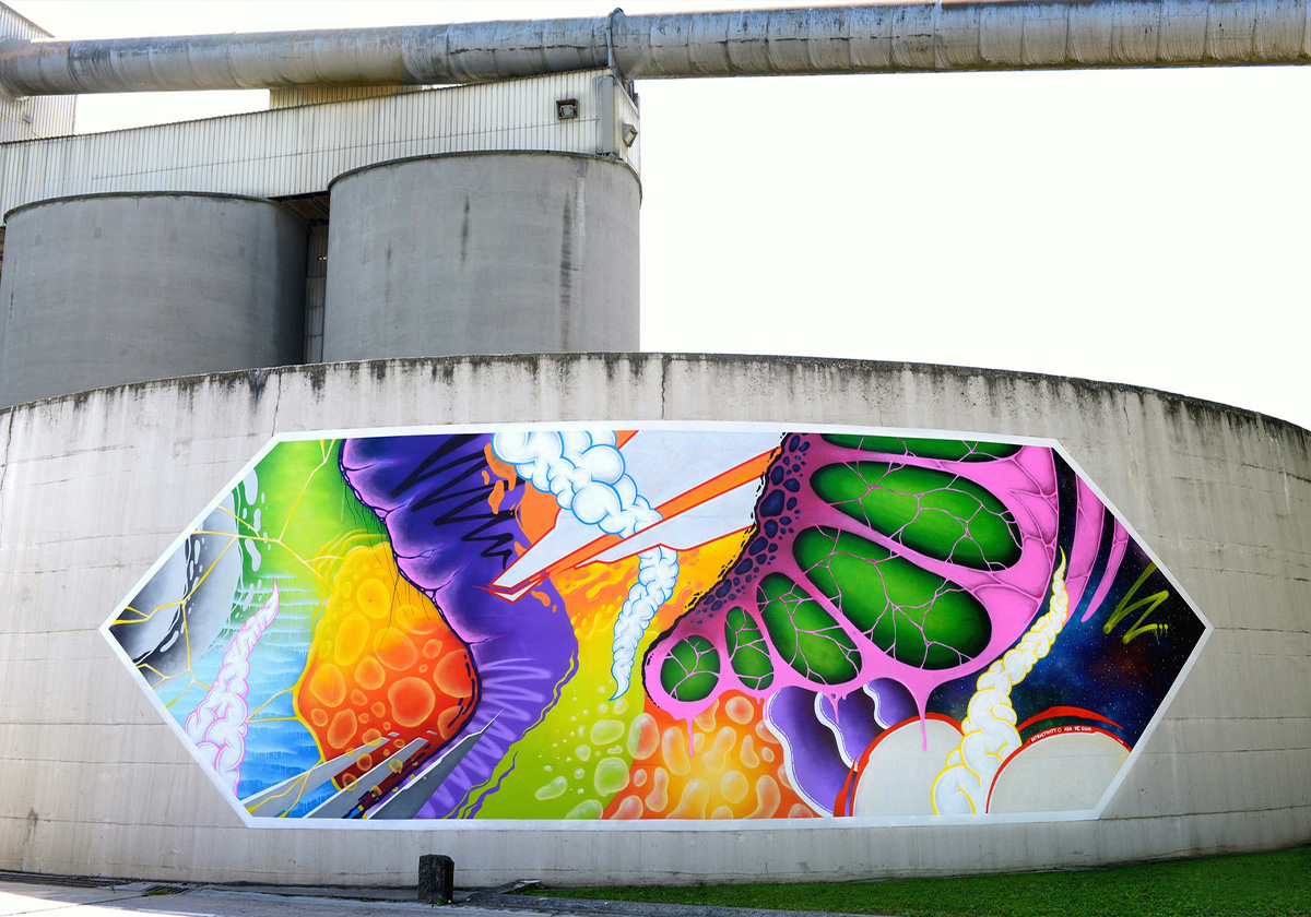 peinture murale sur un immense réservoir d'eau en béton pour le siège de Holcim-Lafarge Ciment en France