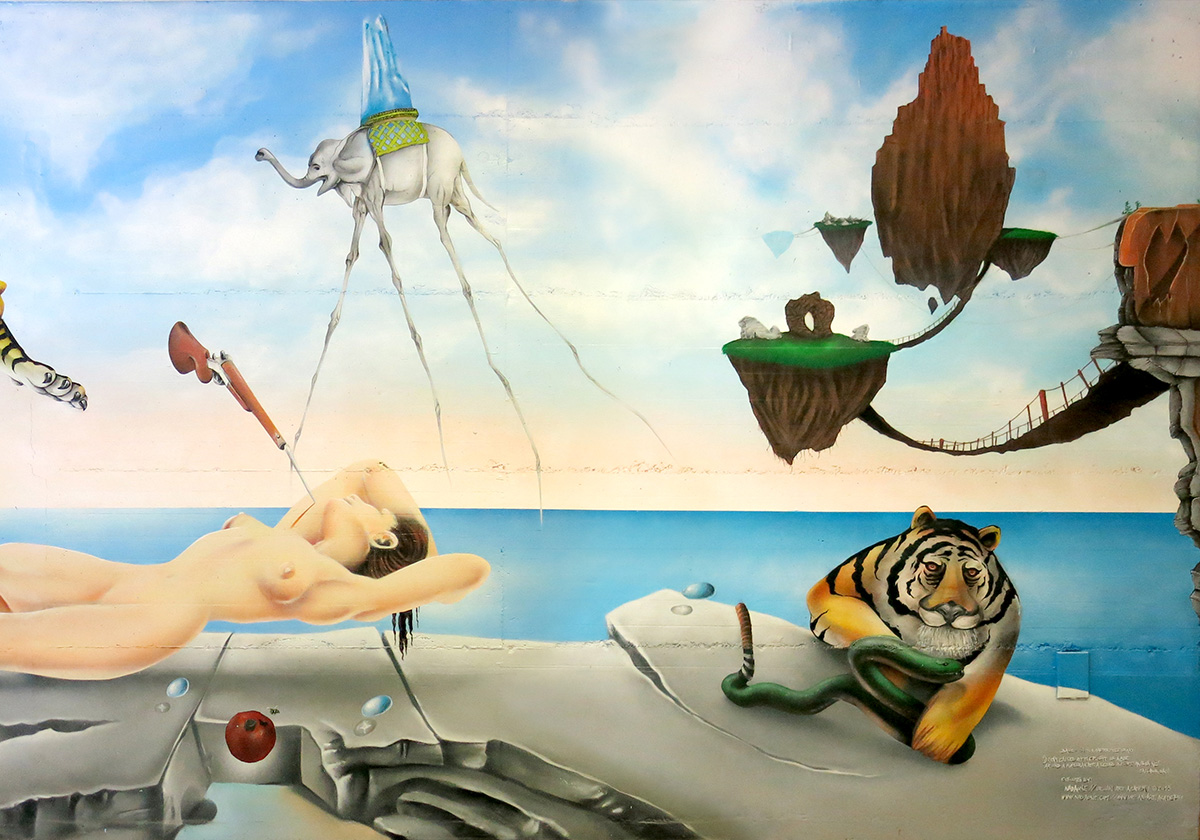 peinture murale basée sur un chef-d'œuvre de Dali. Peint à l'intérieur d'un chalet suisse moderne et luxueux / côté droit