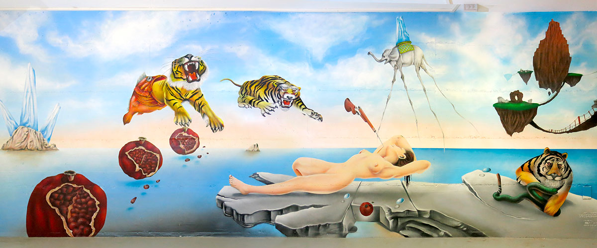 peinture murale basée sur un chef-d'œuvre de Salvador Dali. Peint à l'intérieur d'un chalet suisse de luxe moderne