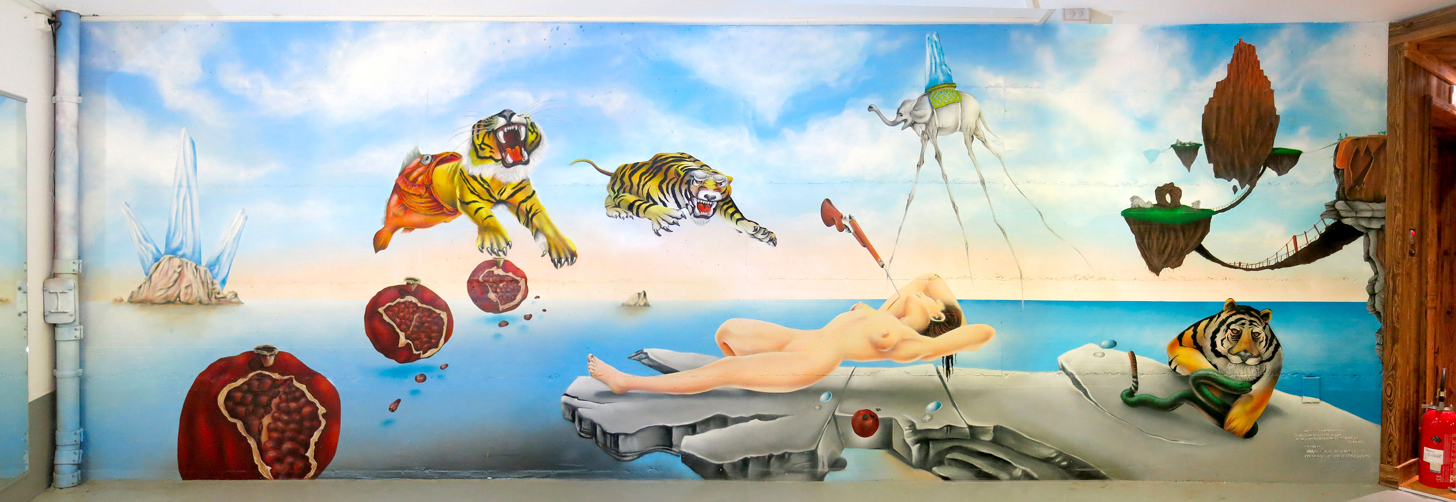 pittura murale basata su un capolavoro di Dali. Dipinto all'interno di un moderno e lussuoso chalet svizzero